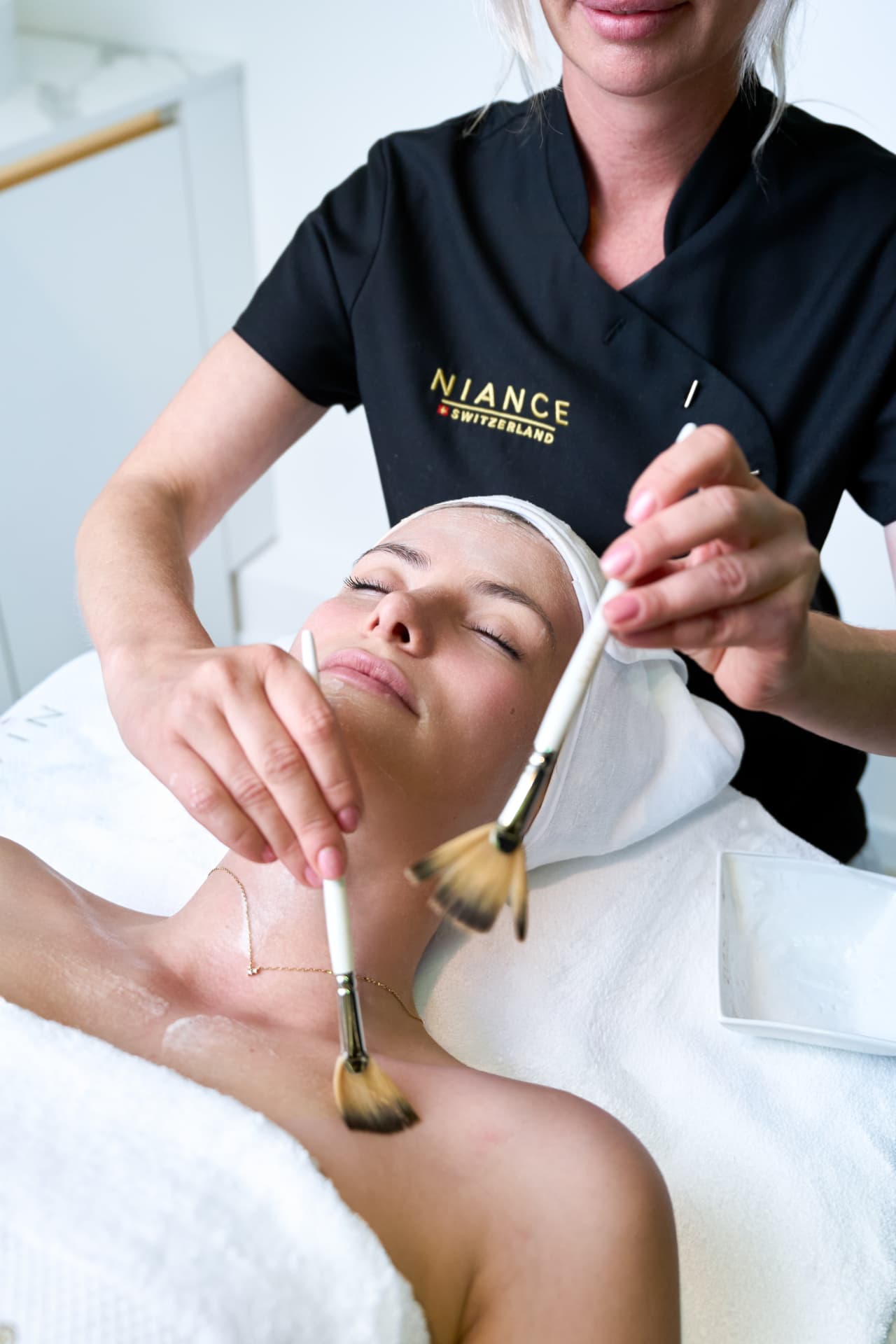 Kosmetikerin appliziert Niance Wirkstoffe während der Skin Longevity Behandlung